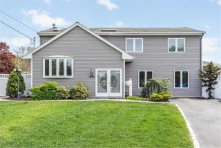 54 Manta Ct, Oakdale, NY 11769-2230