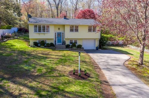 10 Briarwood Dr, Quaker Hill, CT 06375-1001