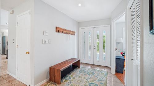 5904 Bayview Cir, Saint Petersburg FL  33707-3930 exterior