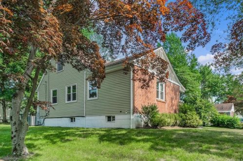 50 Abingdon Ln, Scarsdale NY  10583-6649 exterior