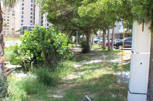 32 Fairview Blvd, Fort Myers Beach FL  33931-4565 exterior