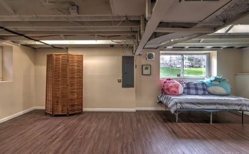 25 Wayne Rd, Milford CT  06460-3843 exterior