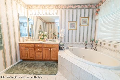 21 Oakmont Rd, Lakewood NJ  08701-5764 exterior