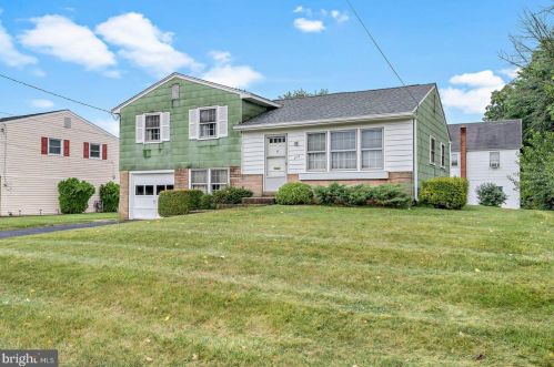 104 Woodland Dr, Navy Sup Dpt, PA 17055-3372