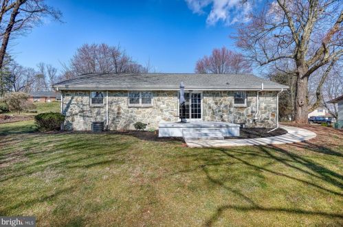 48 Valley Rd, Hummelstown PA  17036-9723 exterior