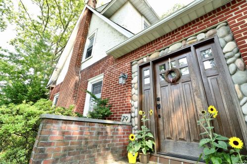 79 Mayfair Ave, Floral Park, NY 11001-2548