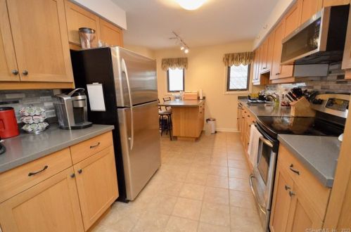18 Promontory Dr, Cheshire, CT 06410-1475