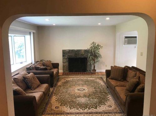 37 Crest Rd, New Hyde Park, NY 11040-1139