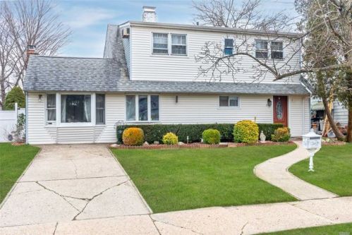 23 Martin Ln, Westbury, NY 11590-6322