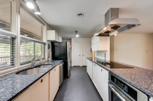 1411 Greenwood Dr, Denton TX  76209-2206 exterior