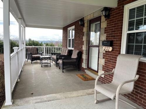227 Hilltop Dr, New Kensington, PA 15068-2919