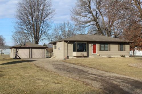 325 Charlotte Ave, Robins, IA 52328-9765