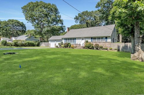 45 New St, Great River, NY 11739-3018