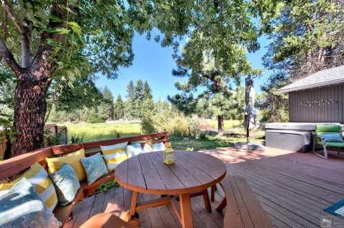 1084 Fairway Ave, South Lake Tahoe CA  96150-8401 exterior