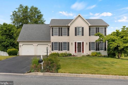 202 Sunset Dr, Mount Holly Springs, PA 17065-1829