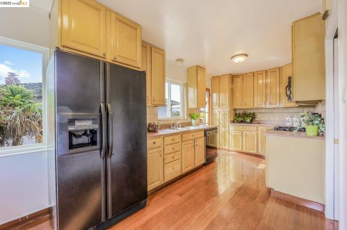 21561 Knoll Way, Hayward CA  94546-6860 exterior