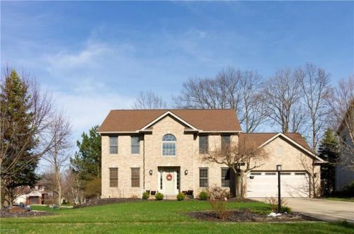 18561 Hunters Pointe Dr, Cleveland, OH 44136-8458