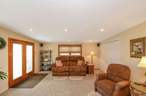 114 Fischer Ave, Islip Terrace NY  11752-2331 exterior