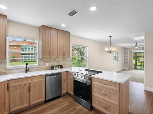 61 Woodland Dr, Vero Beach, FL 32962-3795