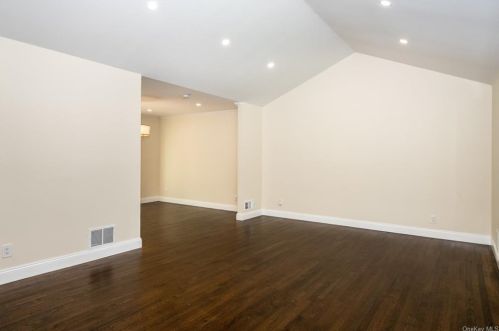 73 Rolling Way, New Rochelle NY  10804-2405 exterior