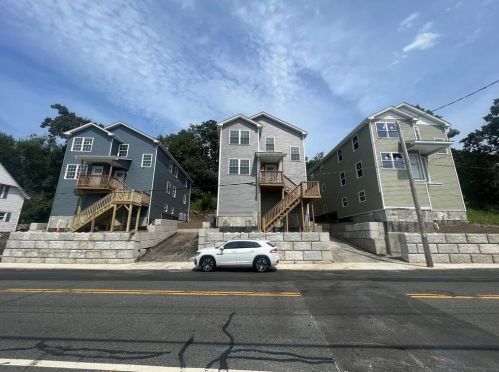 695 Manton Ave, Providence, RI 02909-5616
