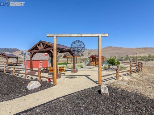 1080 Victorine Rd, Livermore CA  94551-6635 exterior