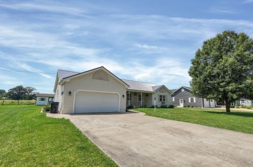 385 Spring Valley Dr, Zanesville, OH 43701-7536
