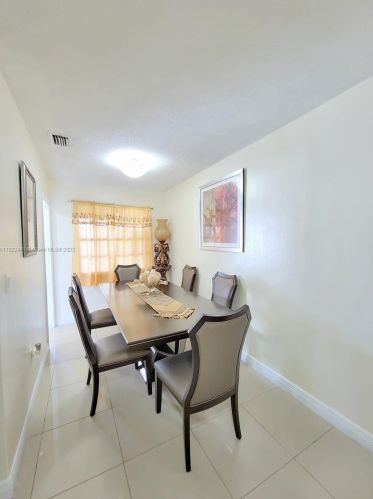 17 Suffolk Ave, Hialeah FL  33010-5035 exterior