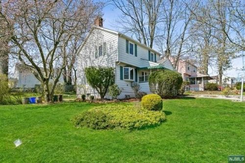 180 Robinson St, Teaneck, NJ 07666-5722