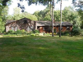 34 Brookwood Rd, New Haven, CT 06524-3125