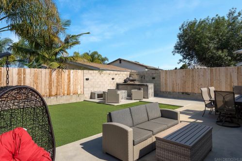 6342 Farley Dr, San Diego CA  92122-3025 exterior