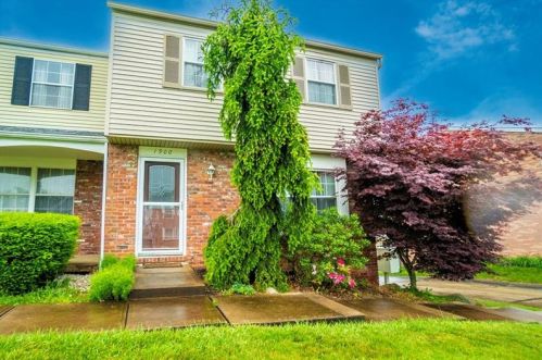 1900 Kirkby Dr, Library, PA 15129-9330