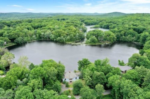 33 Shore Rd, Mountain Lakes, NJ 07046-1522