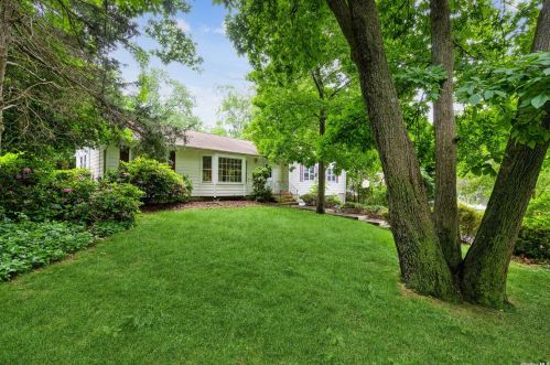 25 Sheffield Ln, Northport, NY 11768-3247