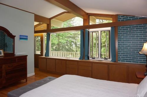 180 Long Hill Rd, Wallingford CT  06492-4934 exterior