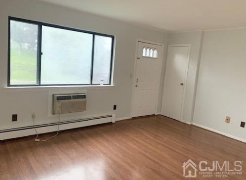 1338 Cricket Ln, Woodbridge NJ  07095-4404 exterior