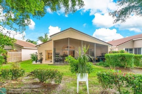 9796 Lemonwood Dr, Boynton Beach FL  33437-5452 exterior