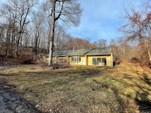 15 Chestnut Ridge Rd, Mahopac NY  10541-3320 exterior