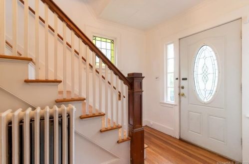 64 White St, Waterbury, CT 06710-1007