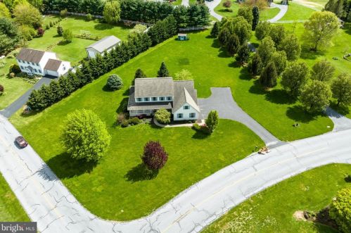 5762 Glen Oaks Dr, Beartown, PA 17555-9427