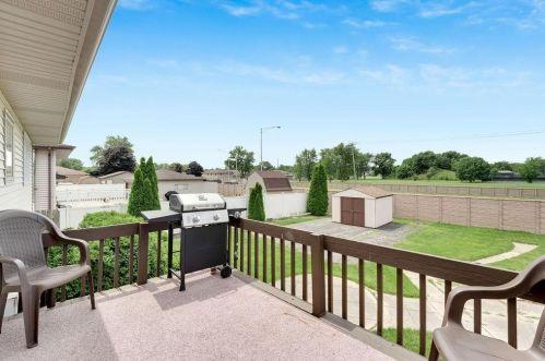 724 Briarwood Dr, Dyer, IN 46311-1207