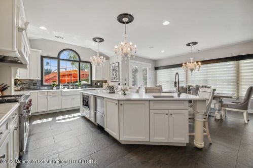 6 Courtney Ct, East Freehold NJ 07728-9563 exterior