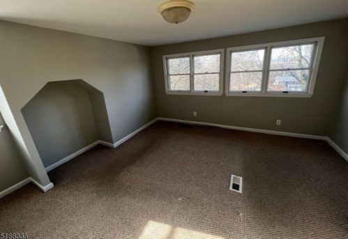 26 Robinson Dr, West Paterson NJ  07424-2929 exterior