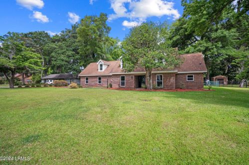 11 Chesterfield Dr, Beaufort, SC 29906-9007