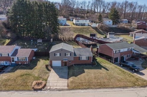 216 Connecticut Dr, New Kensington PA  15068-3523 exterior