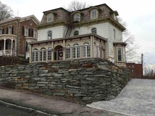 15 Chestnut St, Kingston NY  12401-5105 exterior