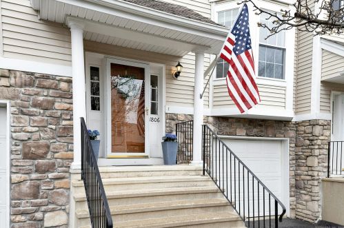 1806 Briar Woods Ln, Danbury, CT 06810-7389