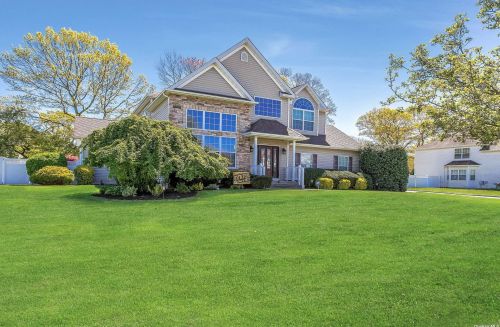 9 Dandelion Ct, Lake Grove, NY 11755-1012
