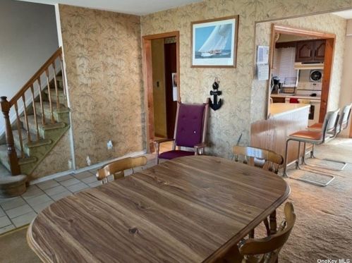 385 Broome Ave, North Lindenhurst NY  11757-3834 exterior