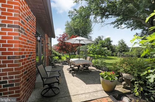 1404 Southwind Way, Dresher PA  19025-1026 exterior